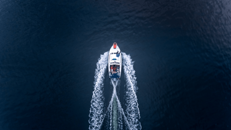 Abbigliamento a bordo: barca che naviga nel mare