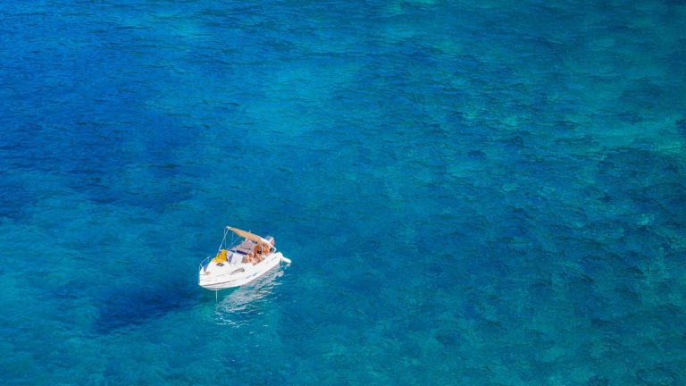 Tendalino della barca in mezzo al mare