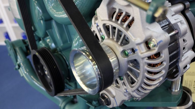 Fase di manutenzione cinghia motore