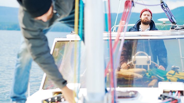 Controllo della barca dopo lavoro di rivettatura