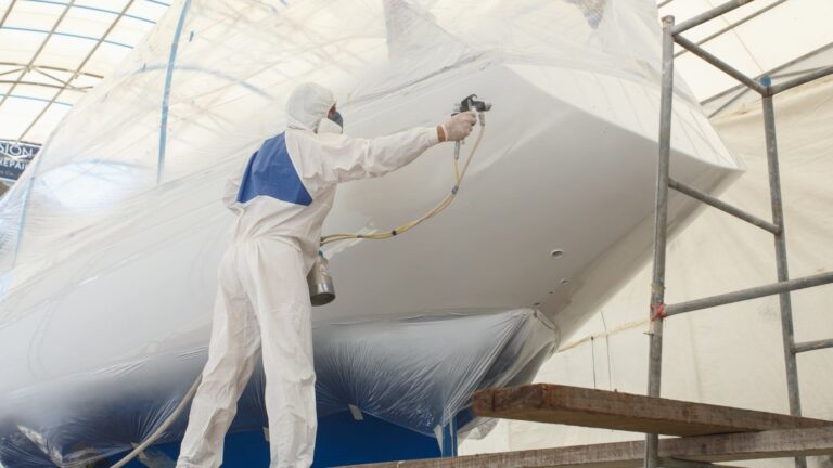 Verniciatura barca in un cantiere