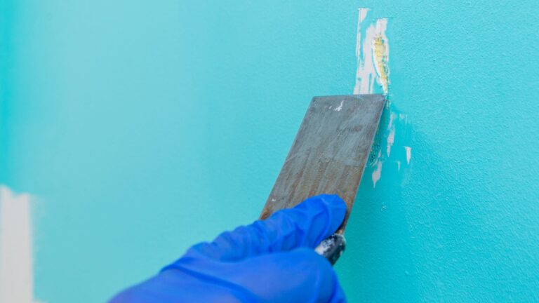 Verniciare scafo: partire con la rimozione della vernice