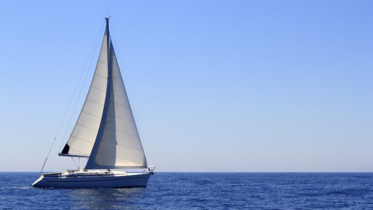 Barca a vela ferma in mare aperto