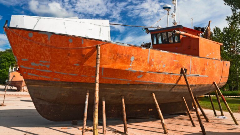 Barca in manutenzione a causa della ruggine