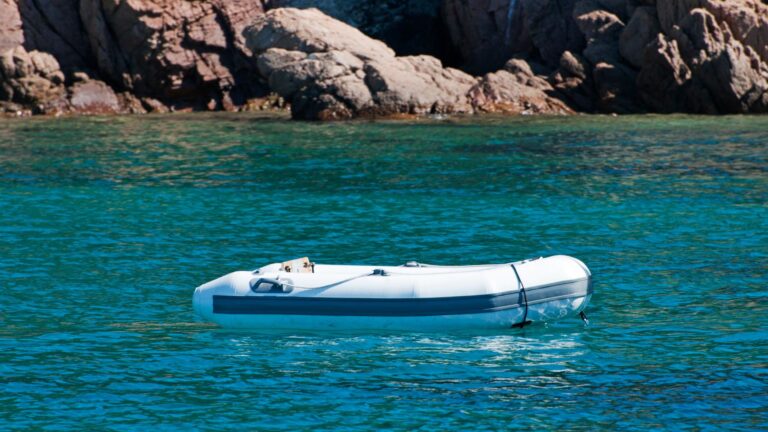 Gommone fermo in acqua durante una sosta